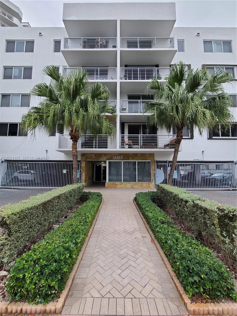 1605 Bay Rd # 206, Miami Beach FL 33139