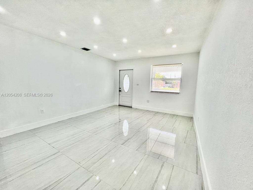 917 NW 103rd St # 917, Miami, FL 33150 photo 4