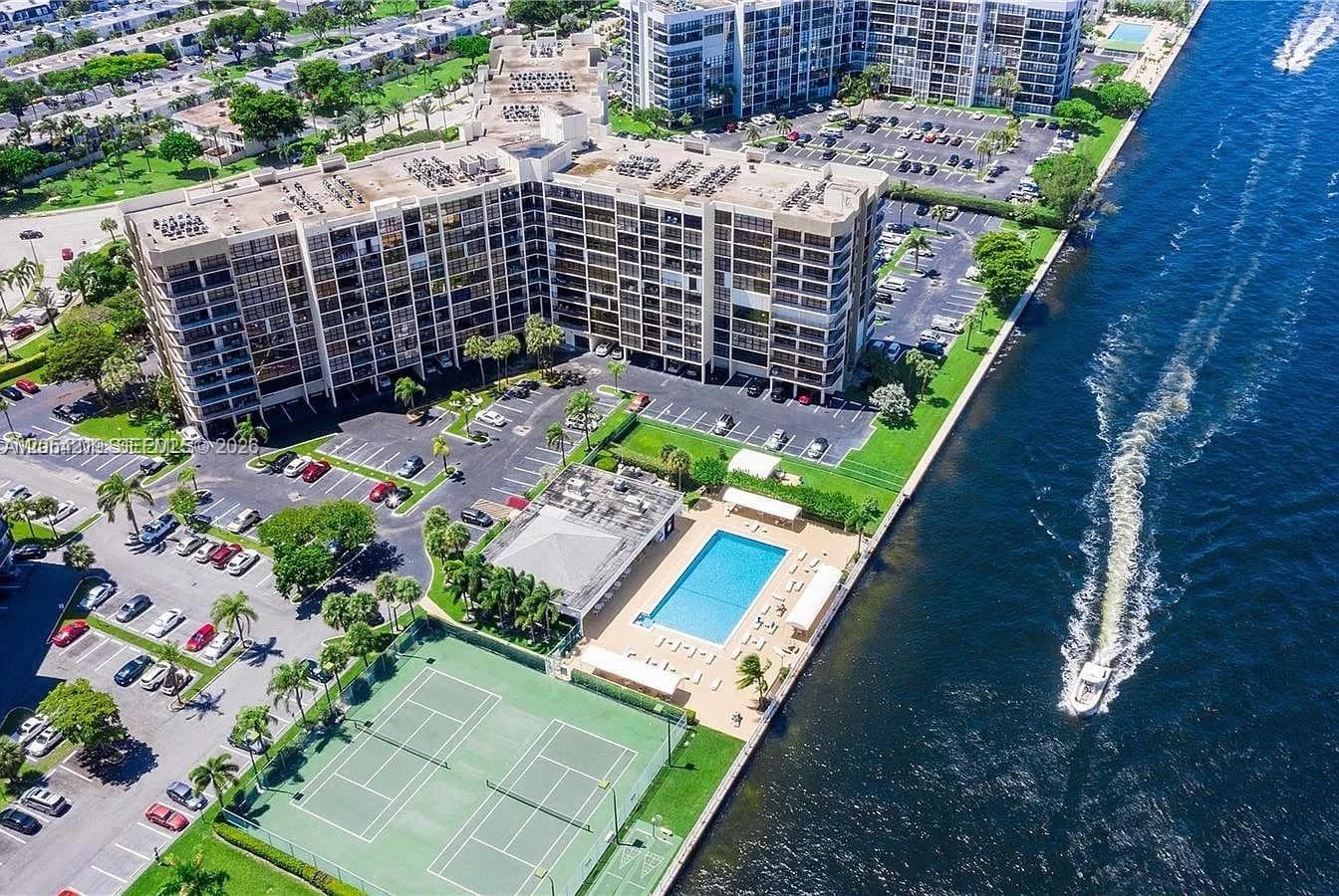600 Parkview Dr # 818, Hallandale Beach FL 33009 photo 2