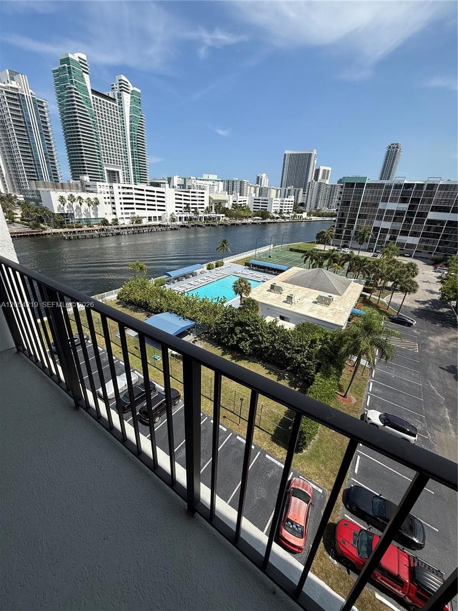 600 Parkview Dr # 818, Hallandale Beach FL 33009