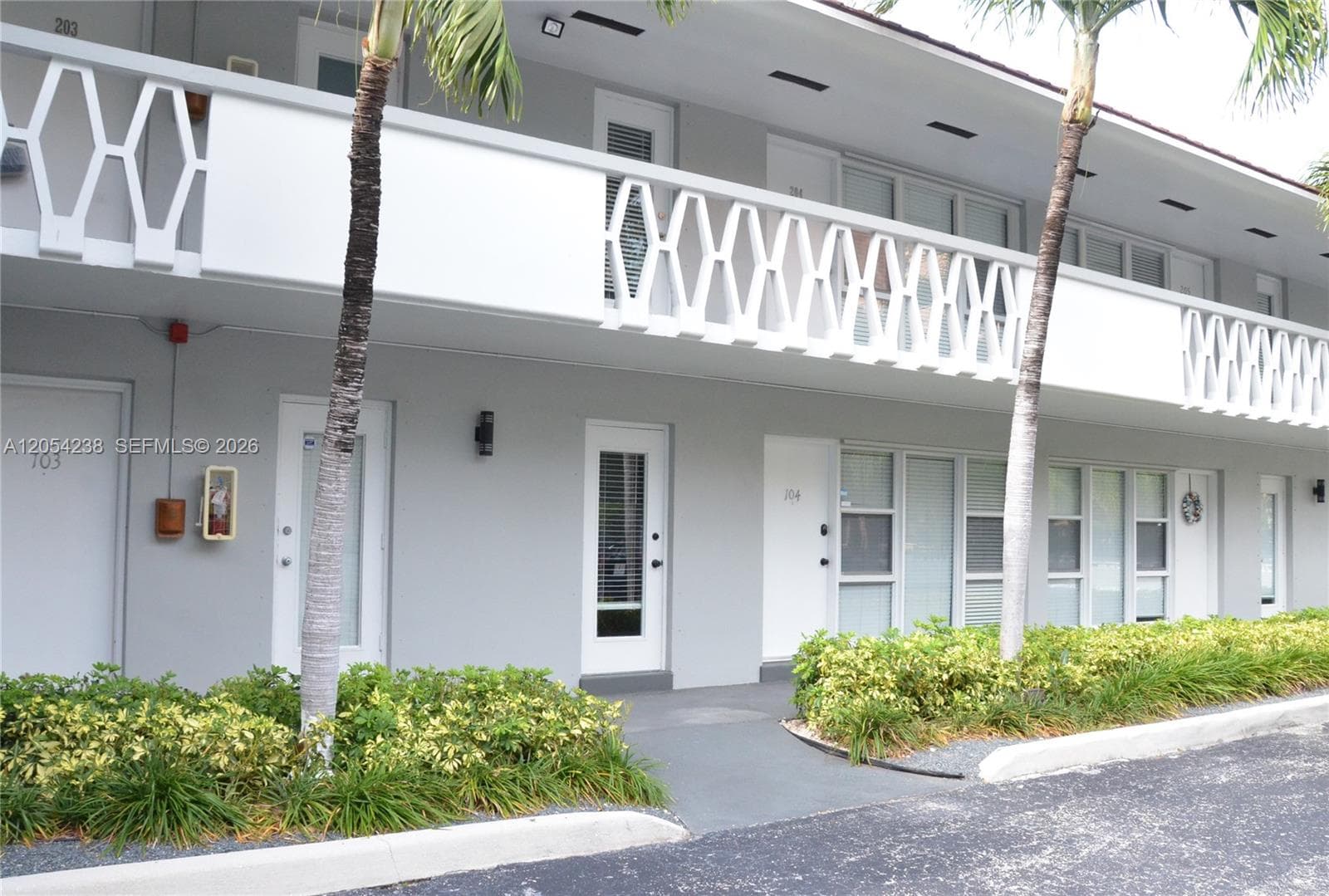 35 Edgewater Dr # 104, Coral Gables FL 33133 photo 2