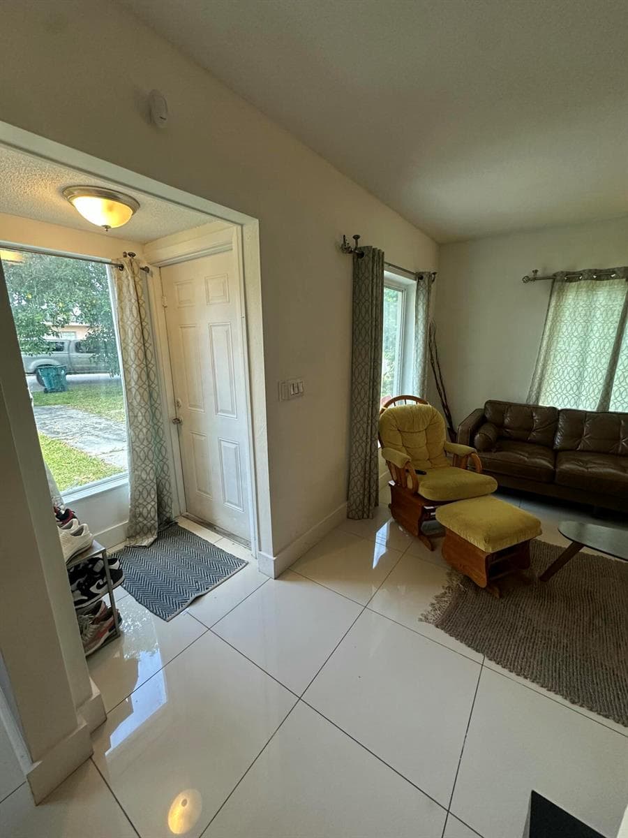 11150 Peachtree Drive, Miami FL 33161 photo 2