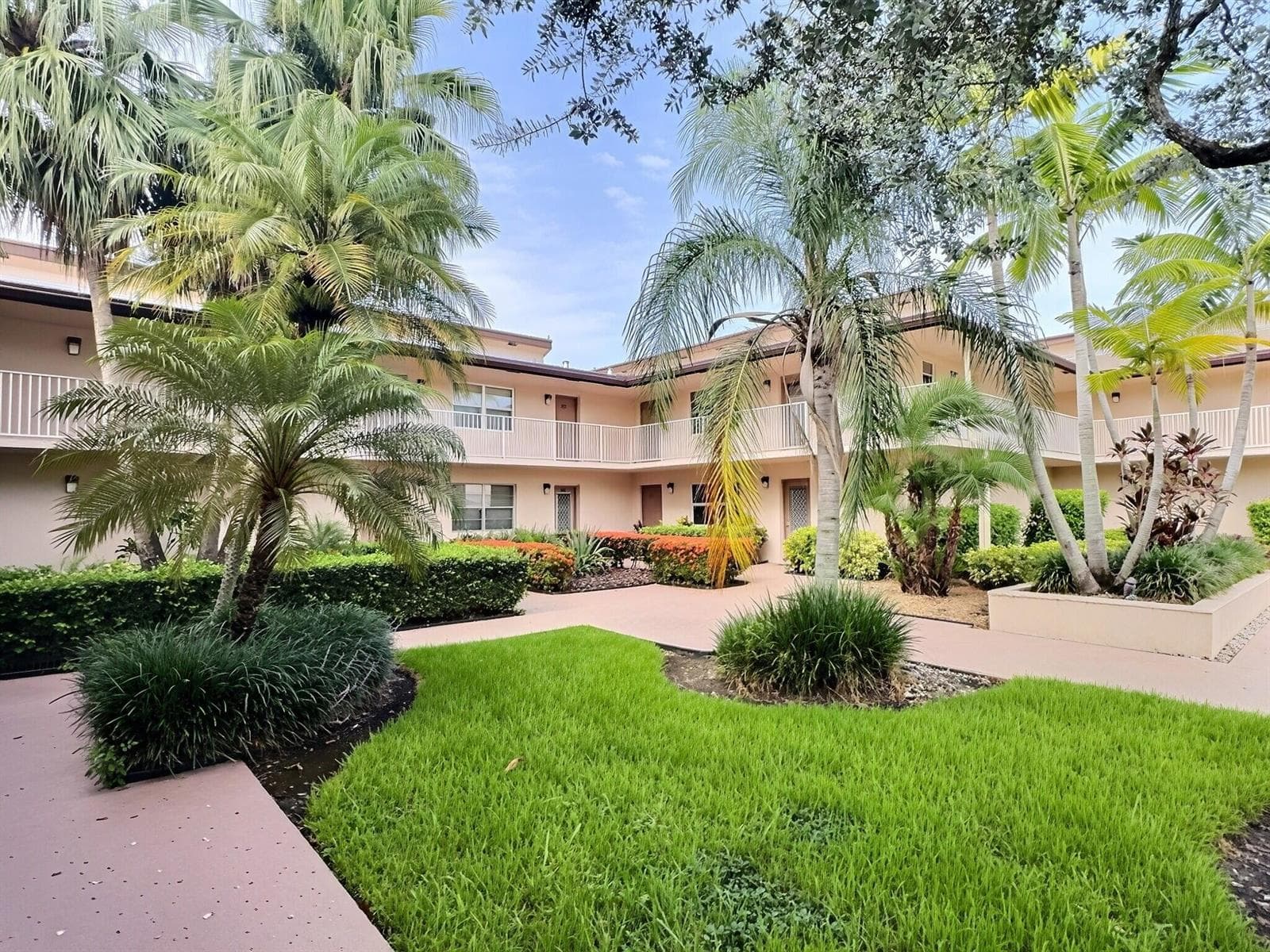 8760 AZALEA Court # 203, Tamarac FL 33321
