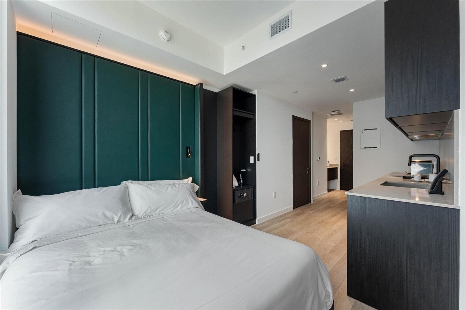 20 NE 11th Street # EXPH06A, Miami FL 33132 photo 4