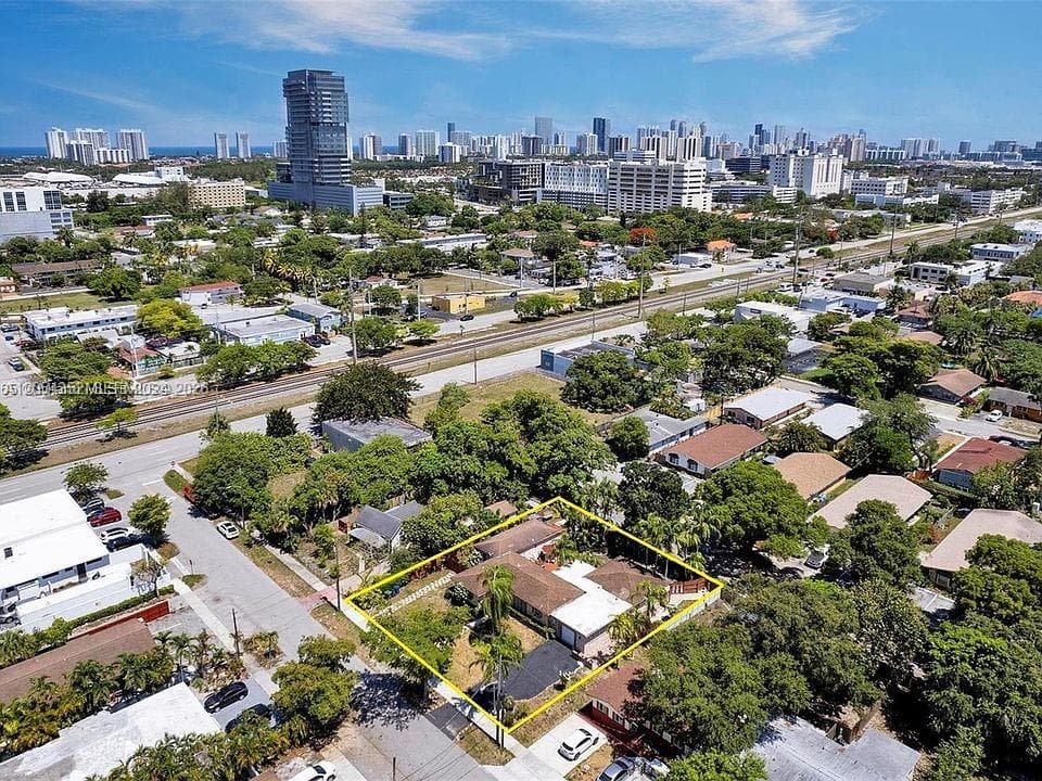 23 SW 8th St, Hallandale Beach FL 33009 photo 2