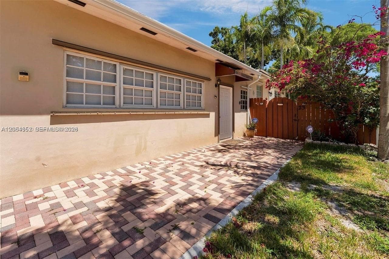 23 SW 8th St, Hallandale Beach FL 33009 photo 3
