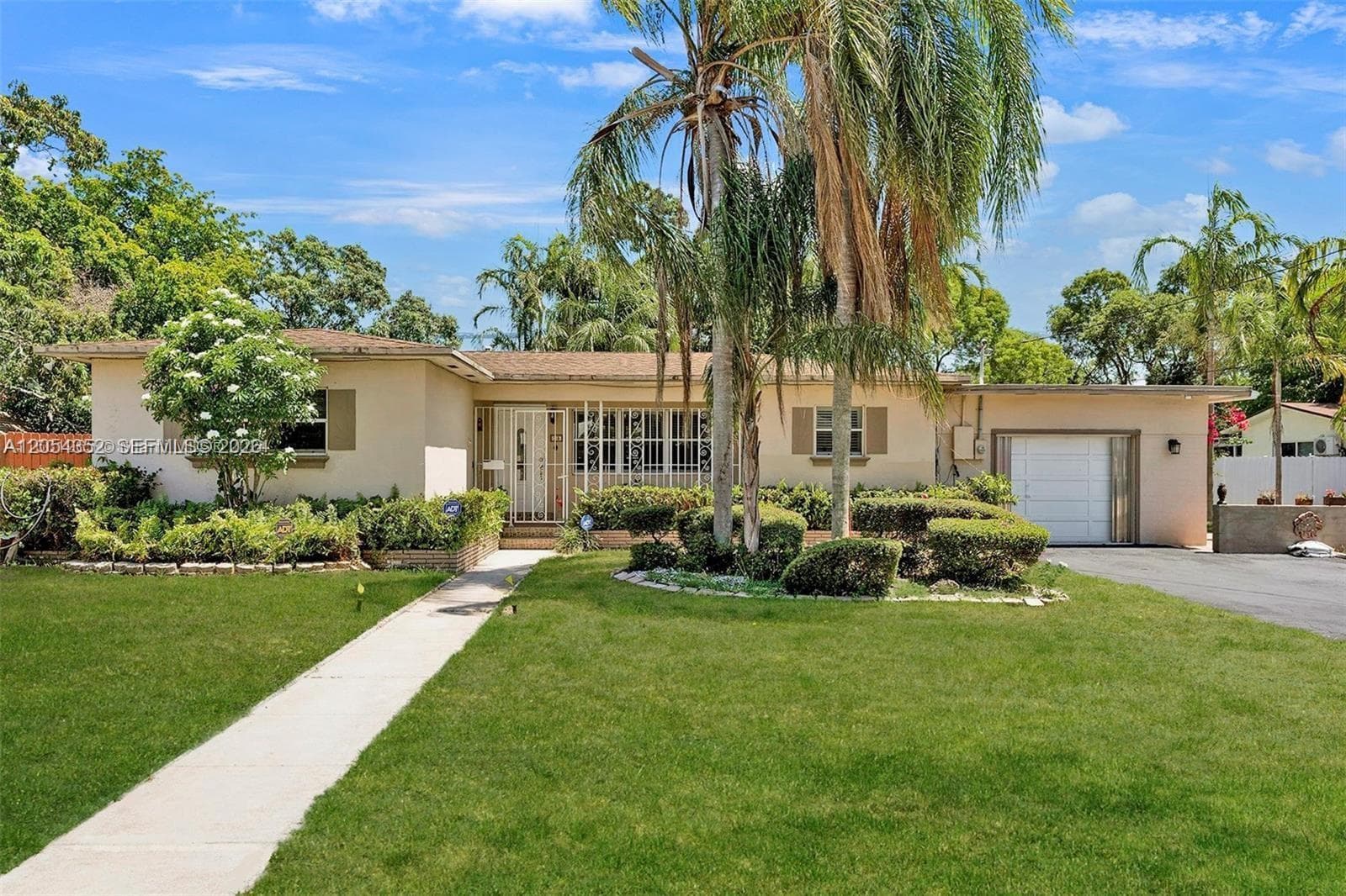 23 SW 8th St, Hallandale Beach FL 33009