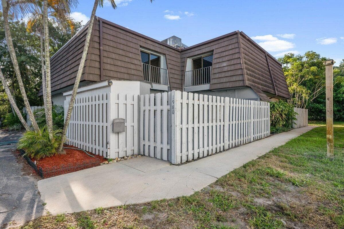 1980 NE Dixie Highway, Jensen Beach FL 34957