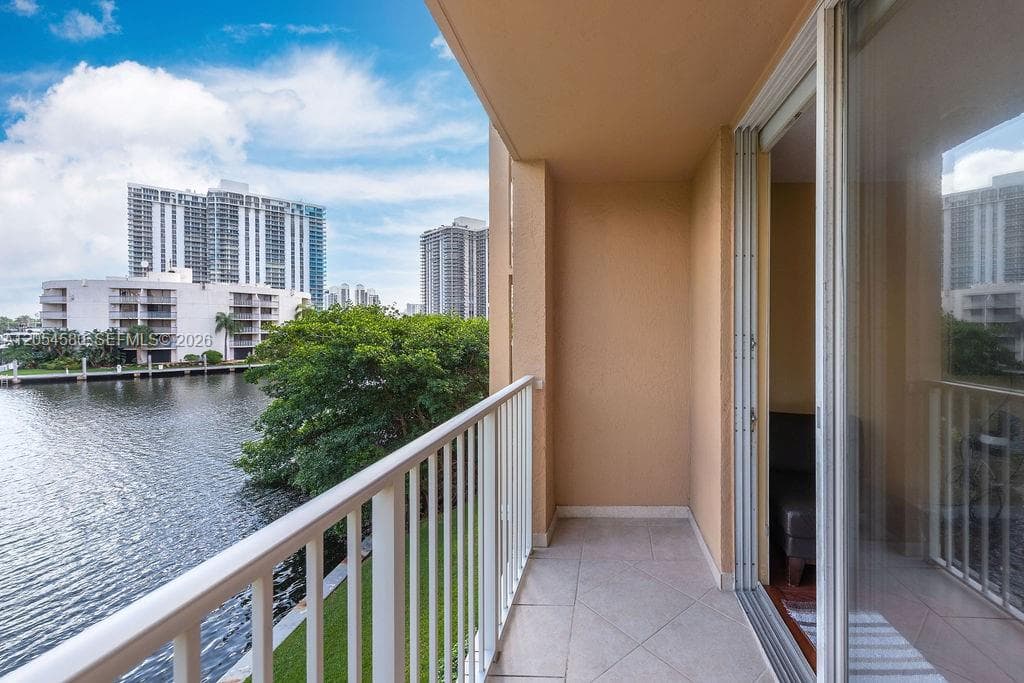 19999 E Country Club Dr # 1302, Aventura FL 33180 photo 2