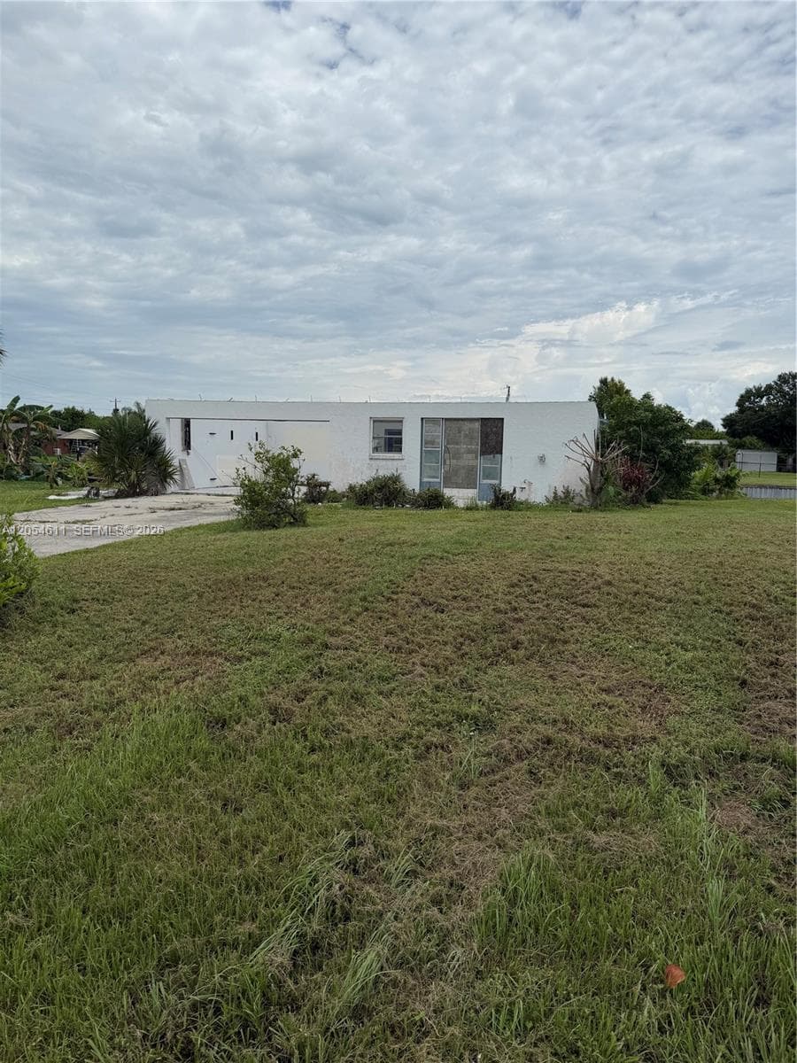 1053 Lantern Ln Okeechobee, Other City - In The State Of Florida FL 34974