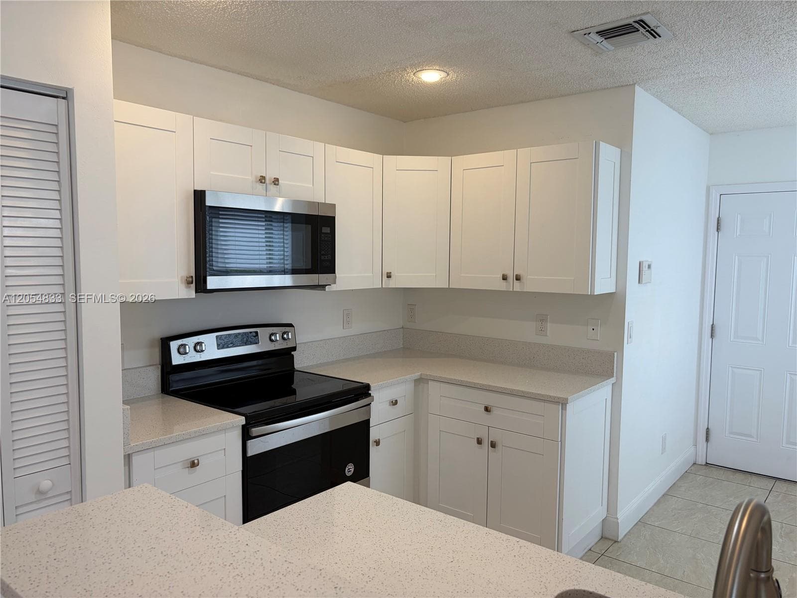 9020 N Lake Park Cir N, Davie FL 33328 photo 3