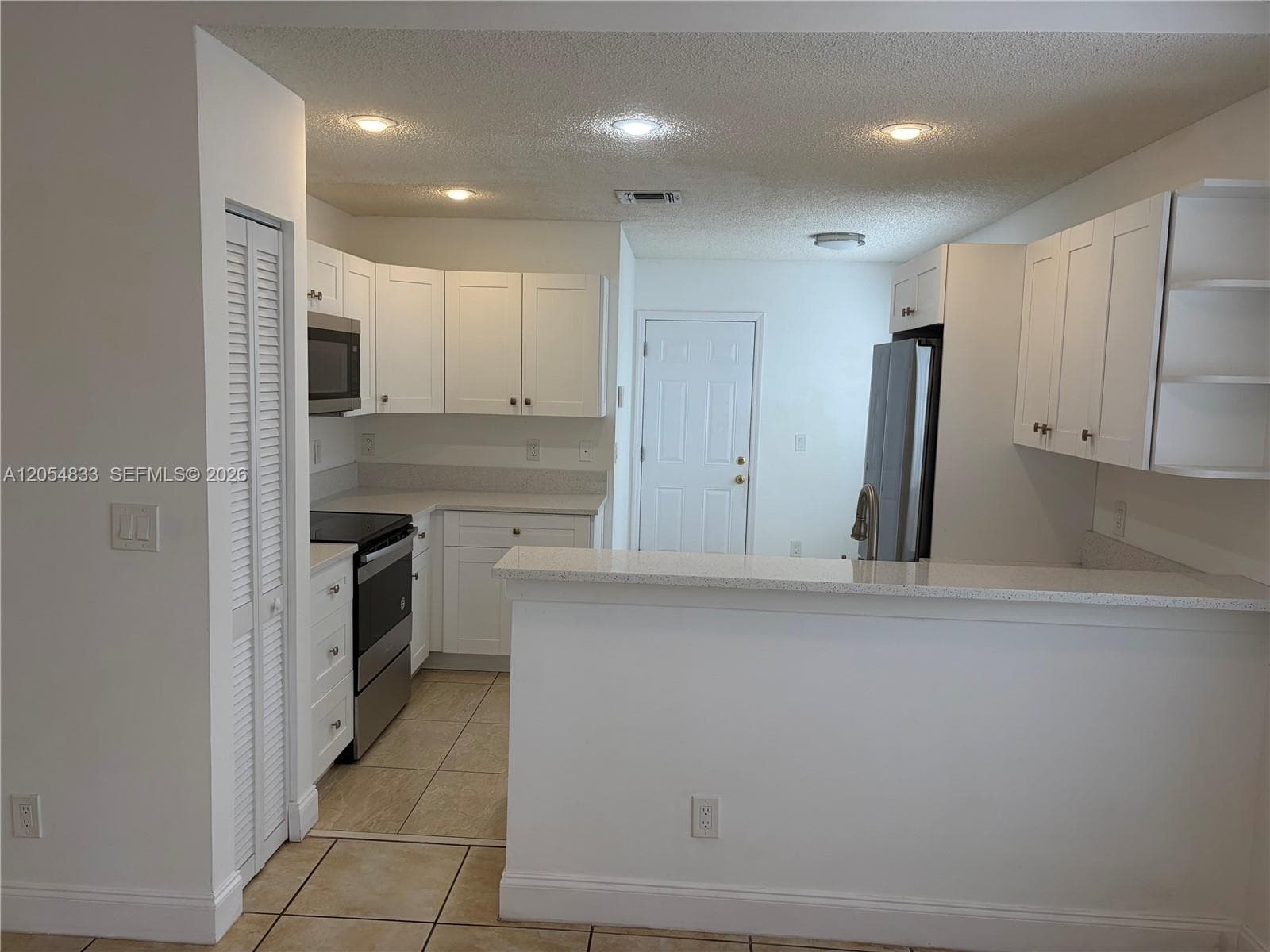 9020 N Lake Park Cir N, Davie FL 33328 photo 4