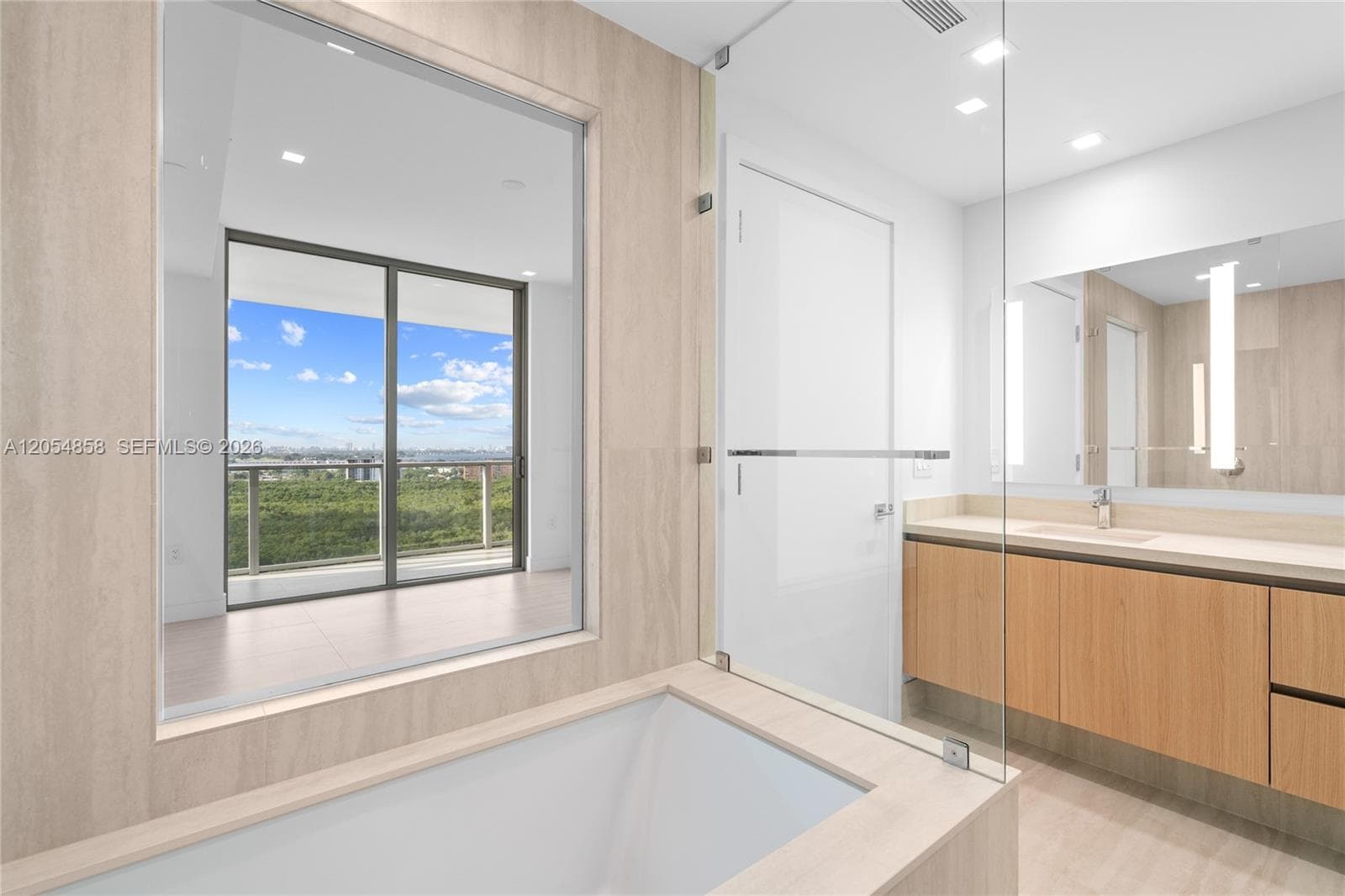 2411 Laguna Circle # 1604, North Miami FL 33181 photo 2