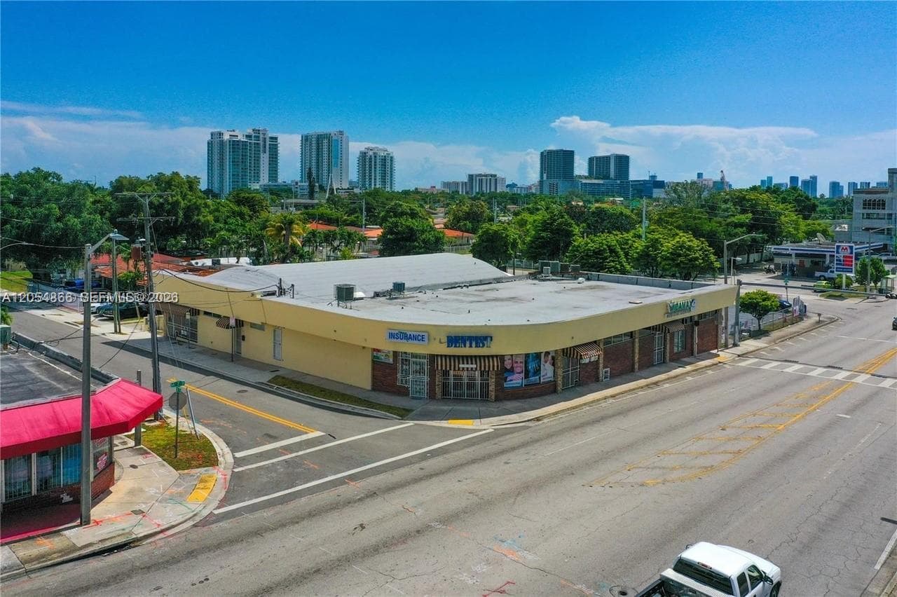 721 NW 21st Ct, Miami FL 33125 photo 2