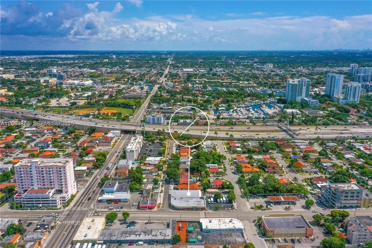 721 NW 21st Ct, Miami FL 33125 photo 3