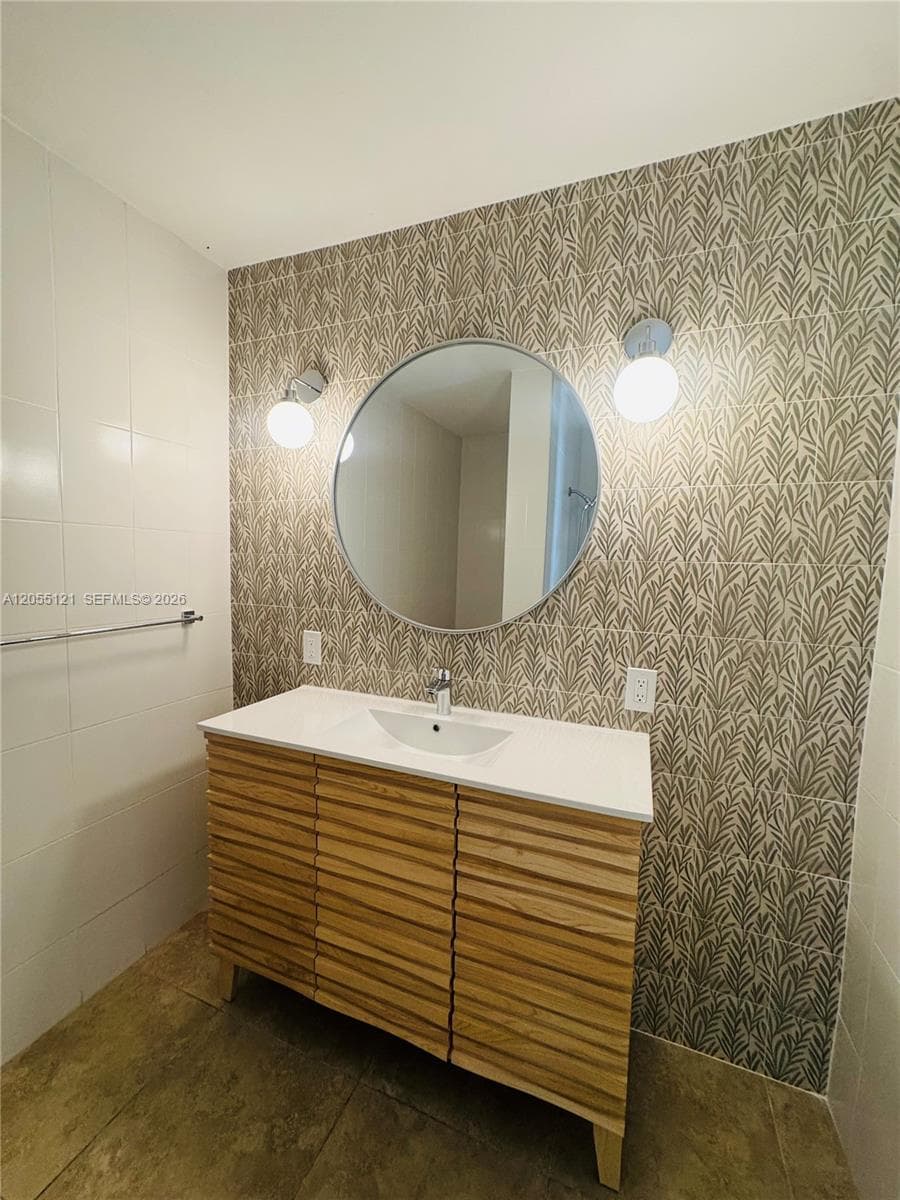 2816 Pine Tree Dr # 3, Miami Beach FL 33140 photo 2