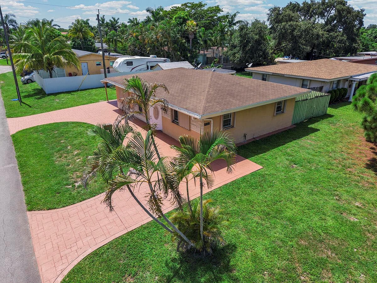 2100 N 57TH Avenue, Hollywood FL 33021 photo 3