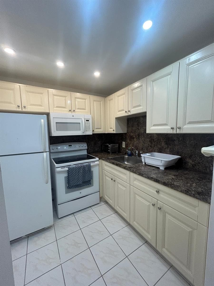 138 Markham G, Deerfield Beach FL 33442 photo 5