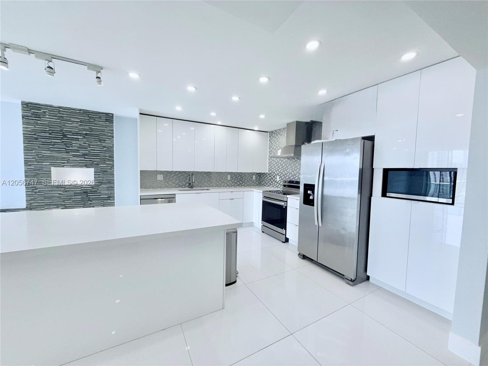 19390 Collins Ave # 907, Sunny Isles Beach FL 33160 photo 2