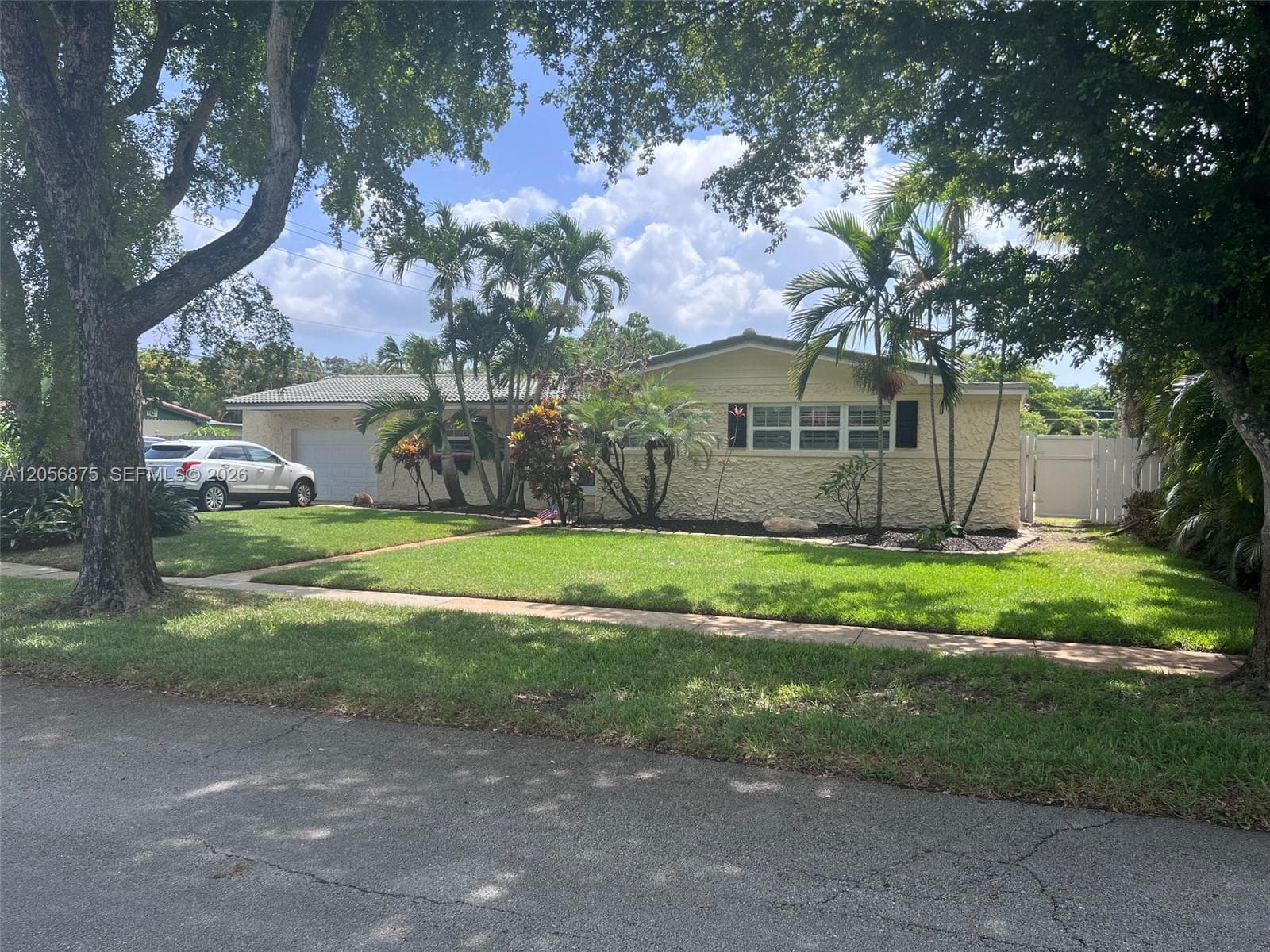 880 Azalea Ct, Plantation FL 33317 photo 2
