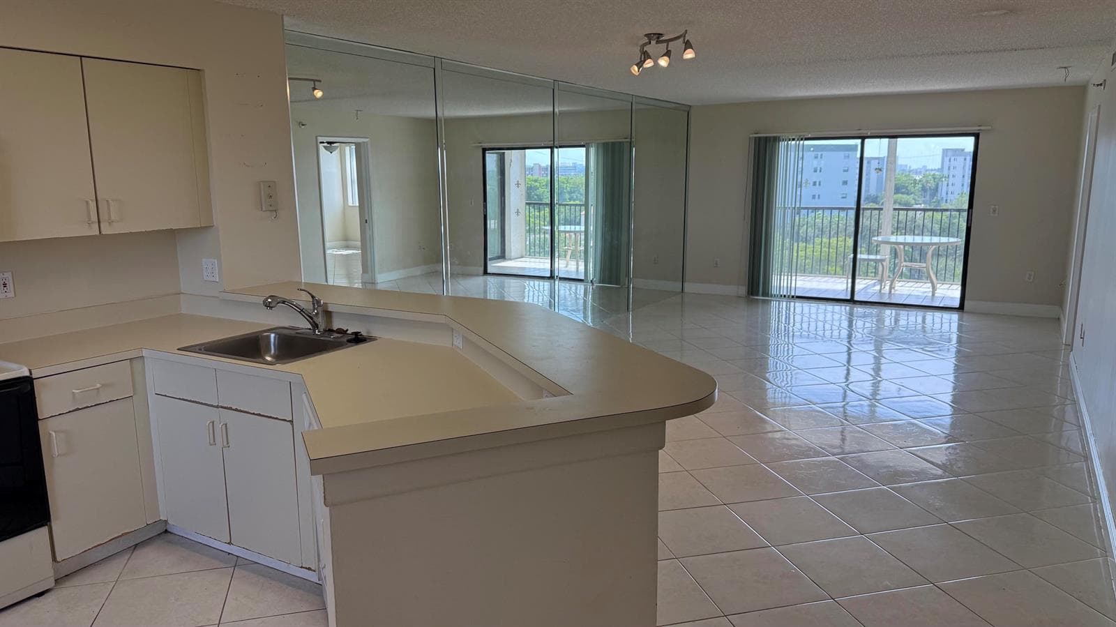 2334 S Cypress Bend Drive # 802, Pompano Beach FL 33069 photo 2
