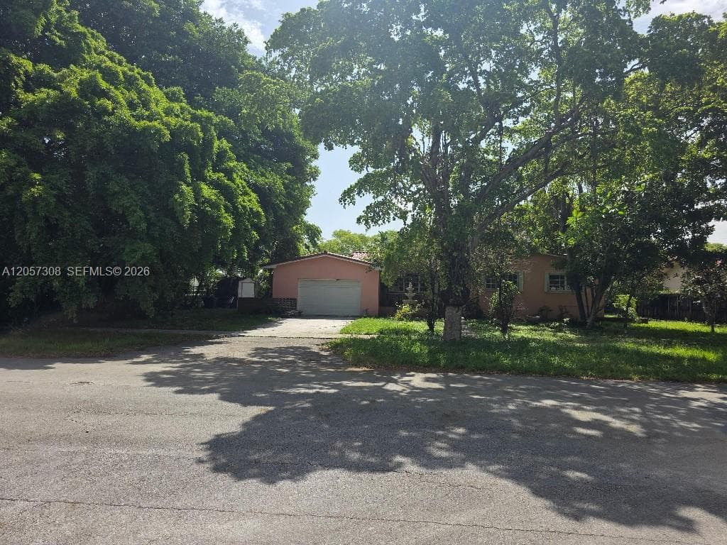 881 Albatross St, Miami Springs FL 33166 photo 2
