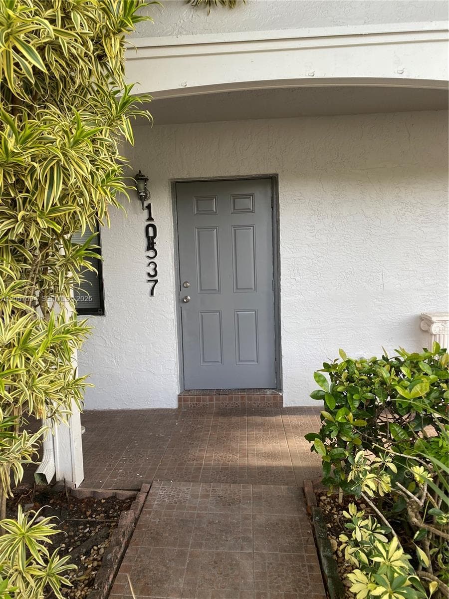 10537 NW 8th St, Pembroke Pines FL 33026 photo 2