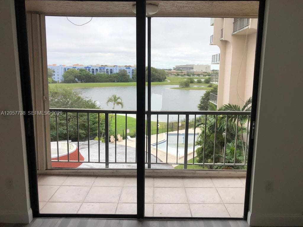 9682 Fontainebleau Blvd # 507, Miami, FL 33172 photo 3