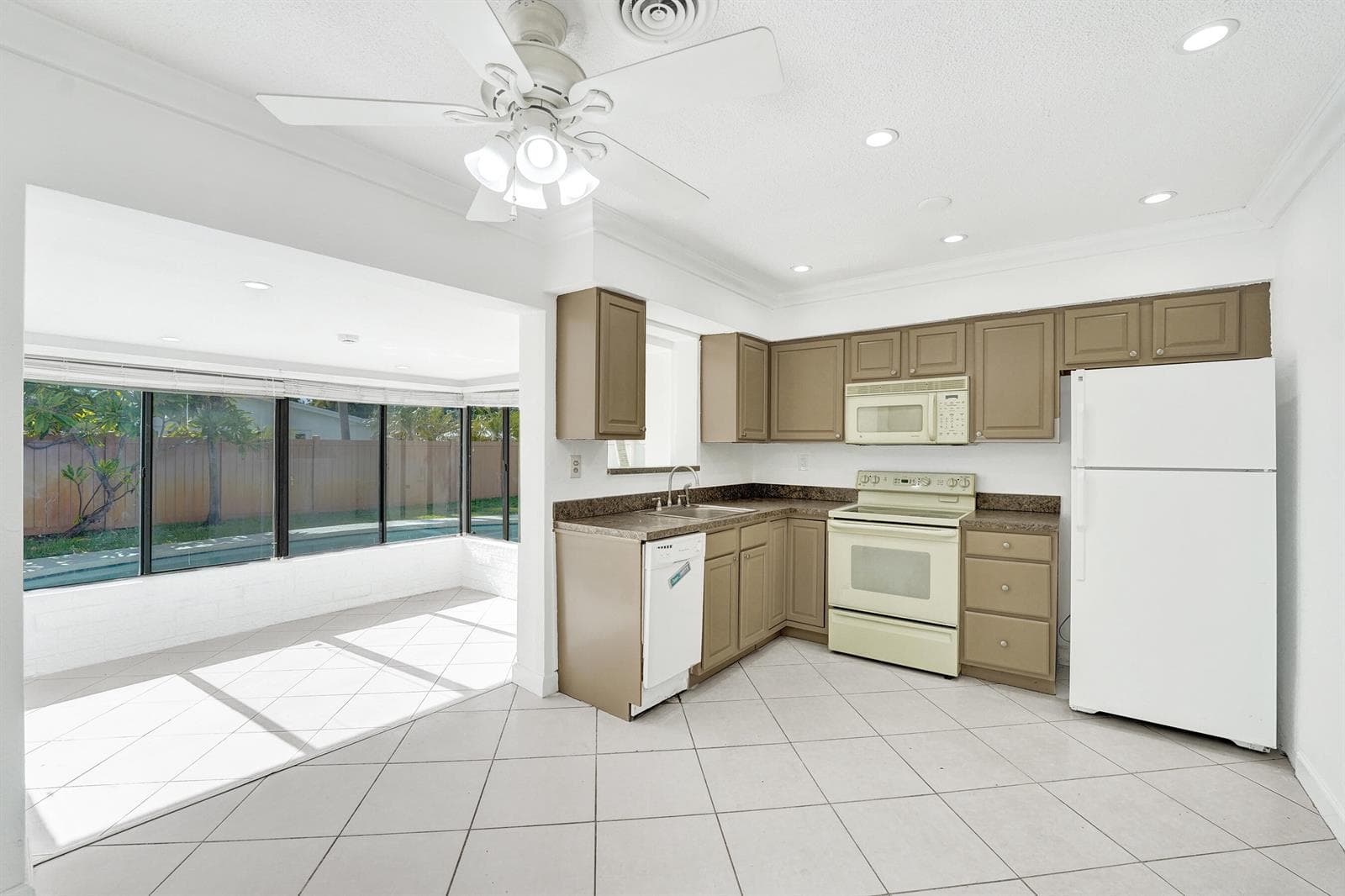 4360 NE 13th Avenue, Oakland Park FL 33334 photo 4