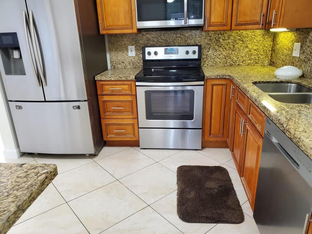 2460 NE 215th Street, Miami FL 33180 photo 2