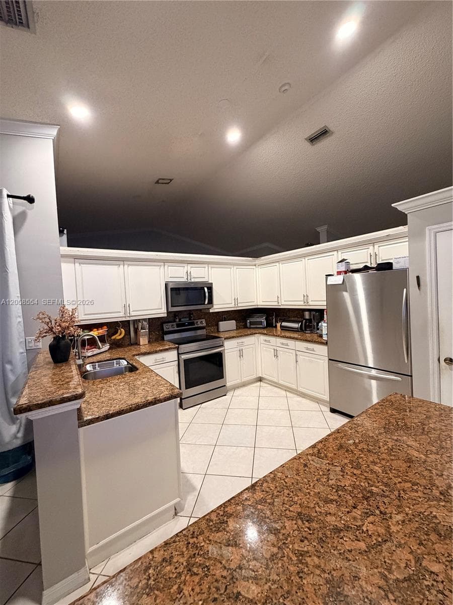 19450 NW 7th St, Pembroke Pines FL 33029 photo 2