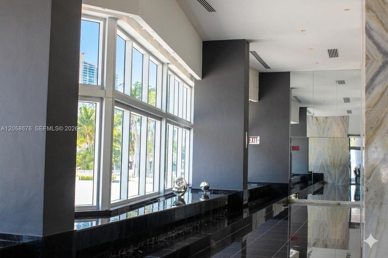 325 S Biscayne Blvd # 3314, Miami FL 33131 photo 2