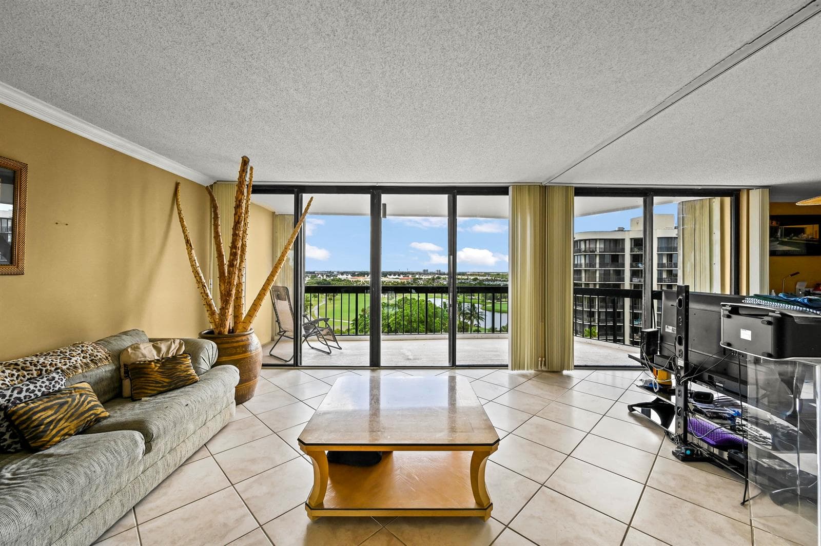 2425 PRESIDENTIAL Way # 1006, West Palm Beach FL 33401 photo 2