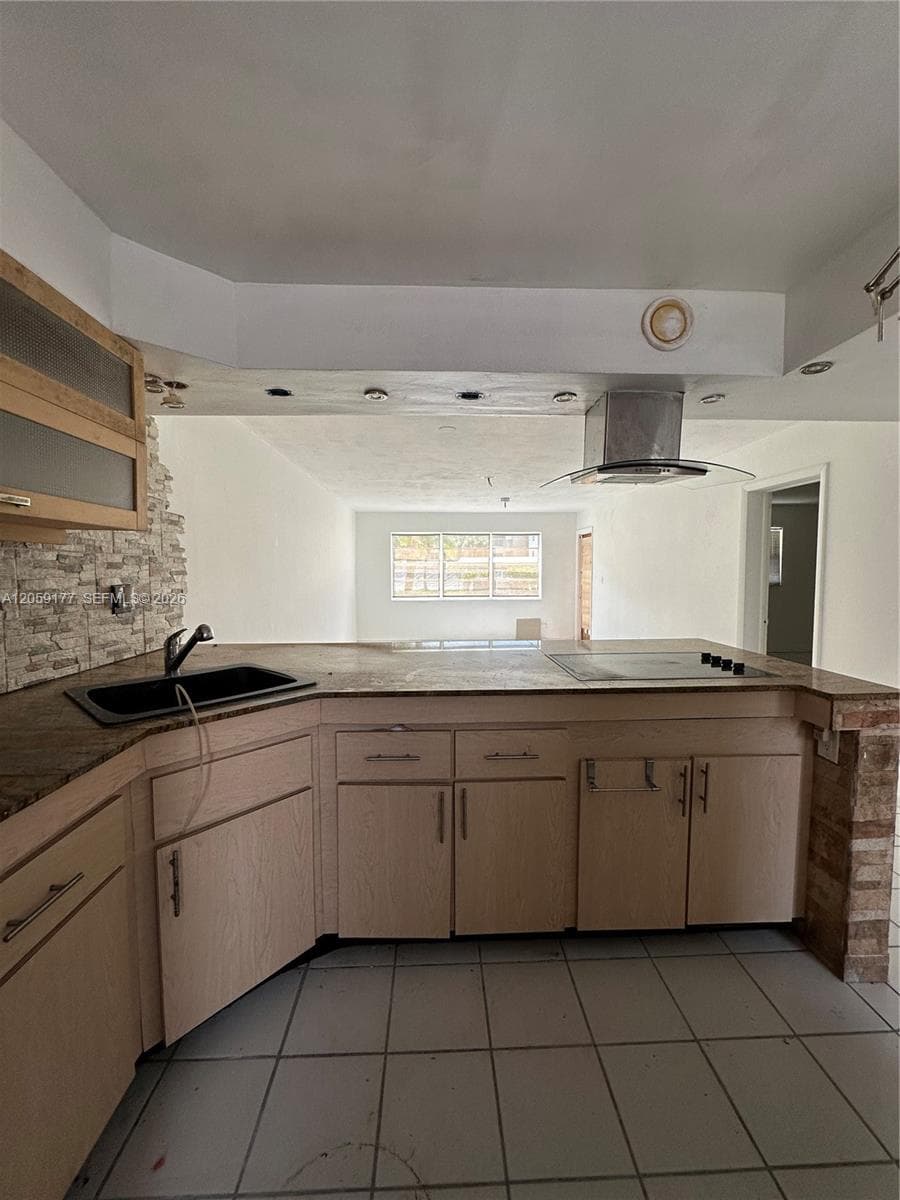 19001 NE 14th Ave # 121, Miami FL 33179 photo 3