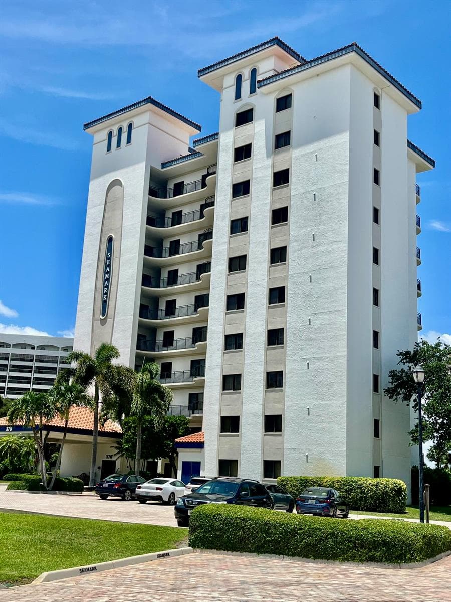 370 GOLFVIEW Road # 302, North Palm Beach FL 33408