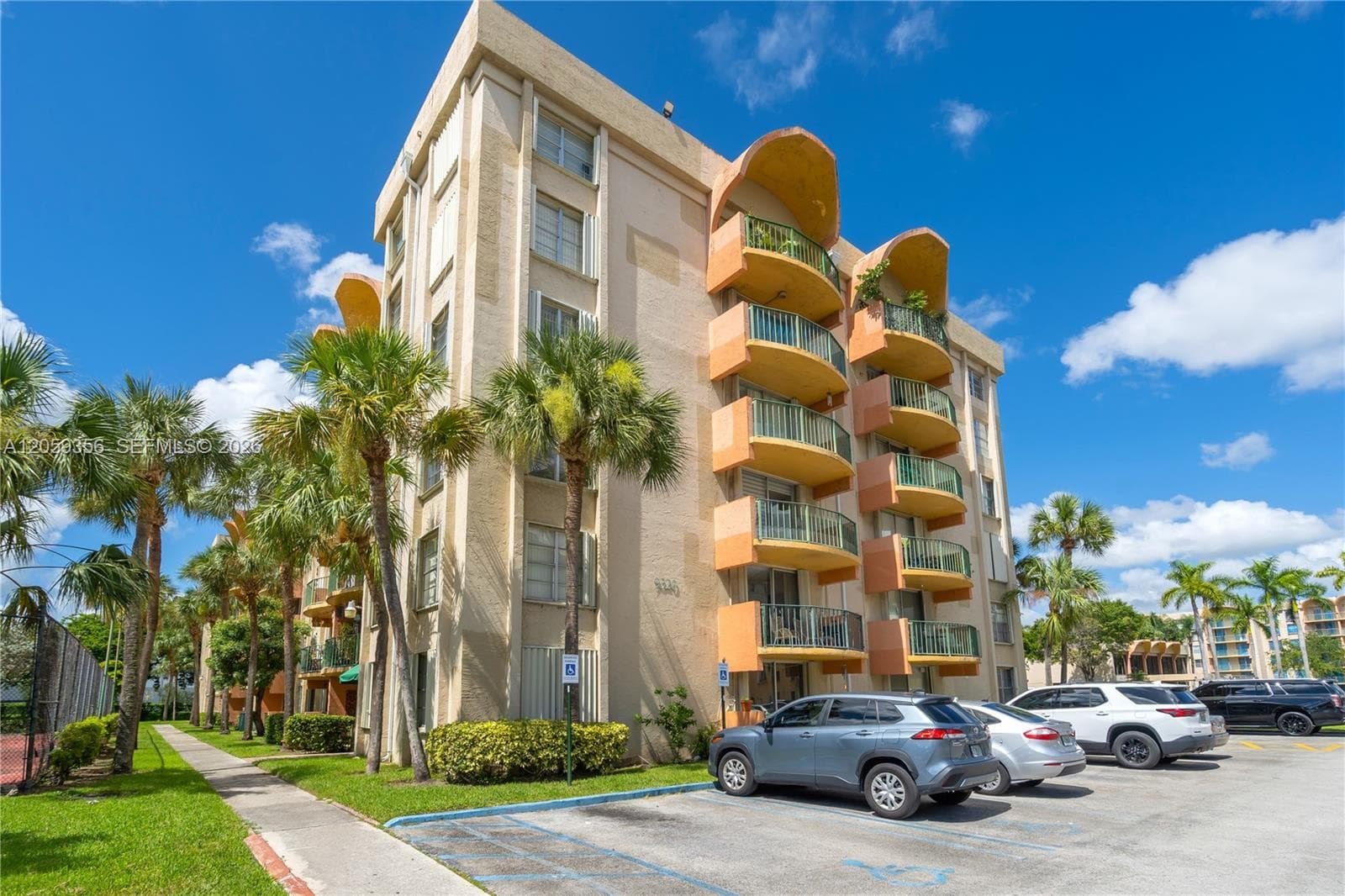9320 Fontainebleau Blvd # 214, Miami, FL 33172