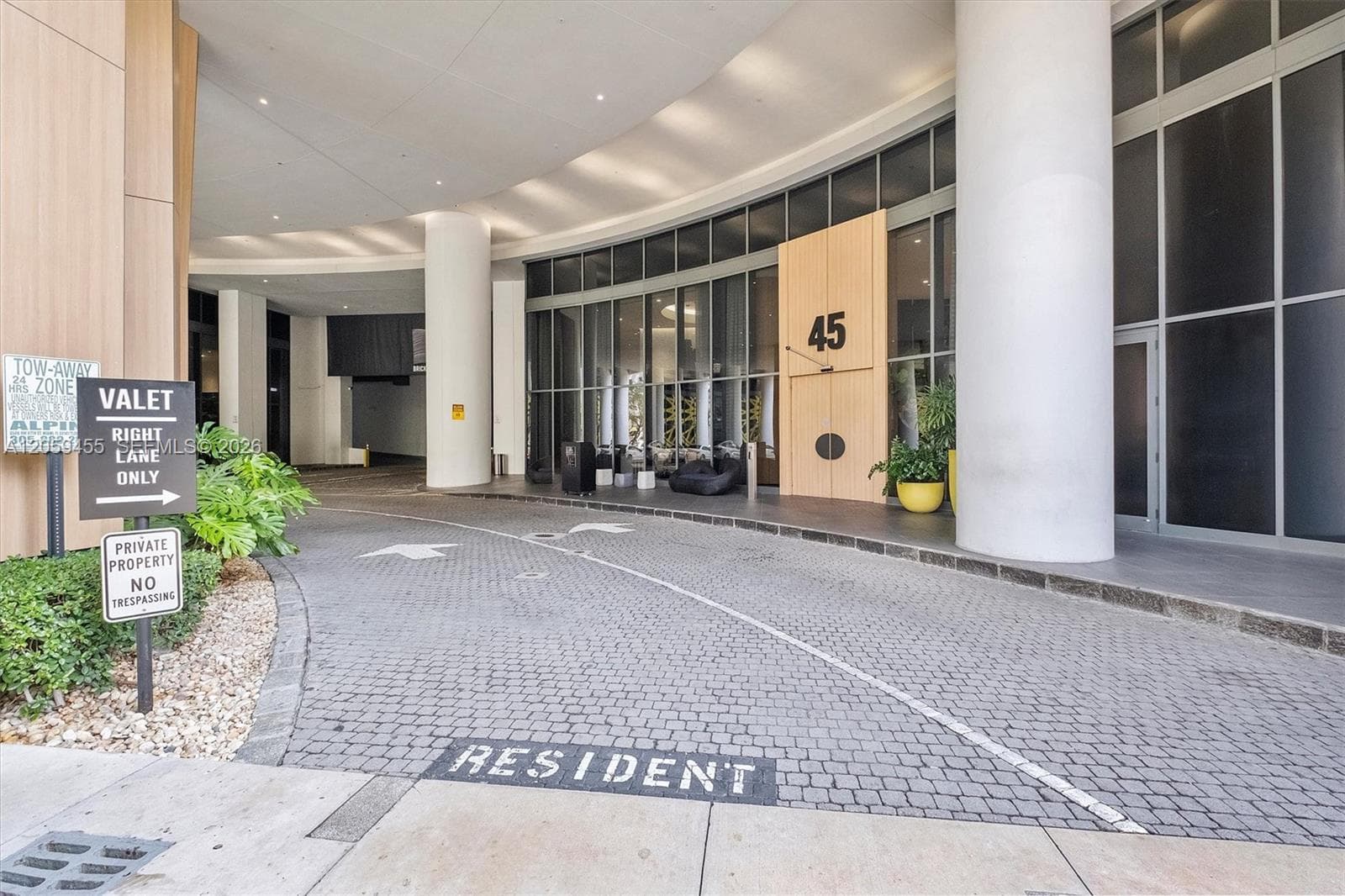 45 SW 9th St # 1401, Miami FL 33130 photo 2