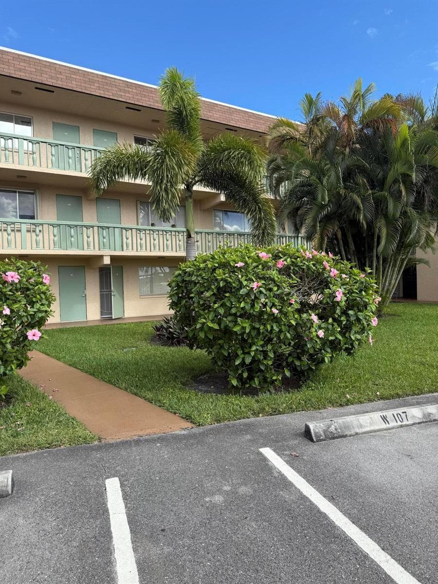 400 VILLAGE GREEN Circle W # 105, Palm Springs FL 33461 photo 2