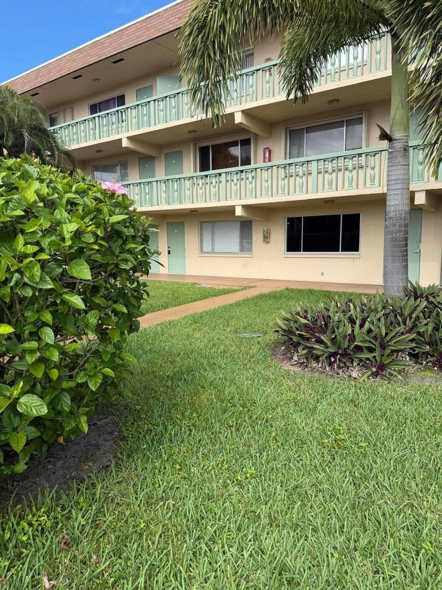400 VILLAGE GREEN Circle W # 105, Palm Springs FL 33461 photo 3