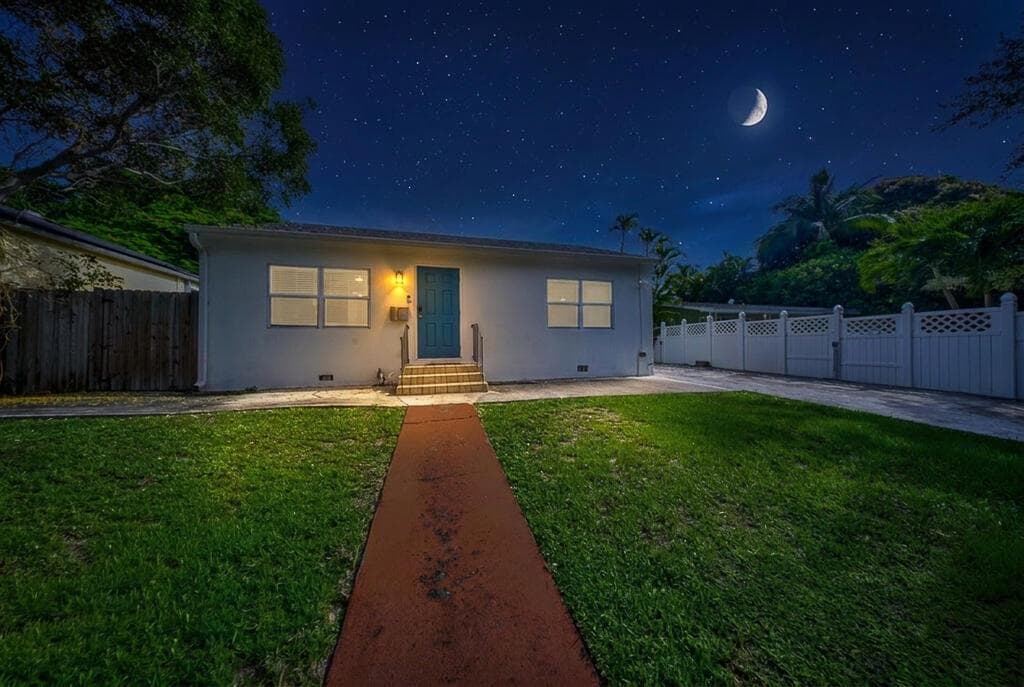 827 Nathan Hale Road, West Palm Beach FL 33405