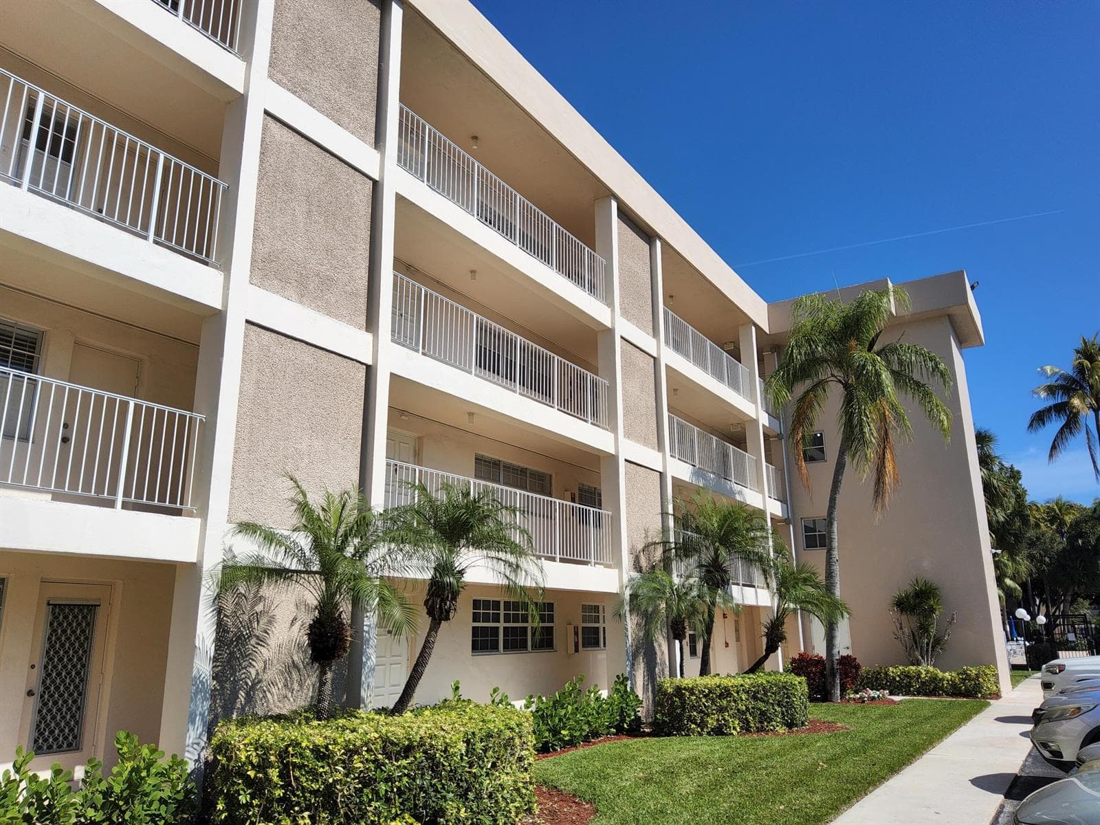 3151 S PALM AIRE Drive # 301, Pompano Beach, FL 33069 photo 2
