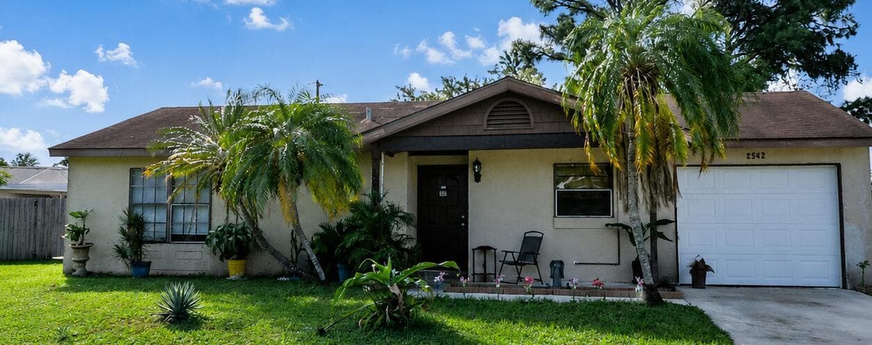 2522 SE Mariposa Avenue, FL 34952 photo 2