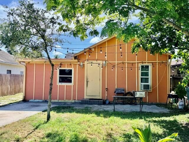 1009 S PINE Street, FL 33460 photo 2
