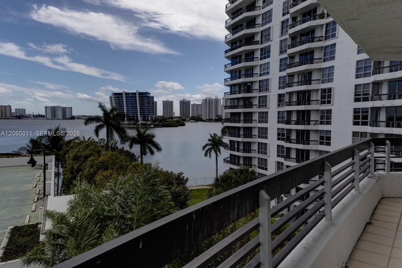 3600 Mystic Pointe Dr # 613, Aventura FL 33180 photo 2