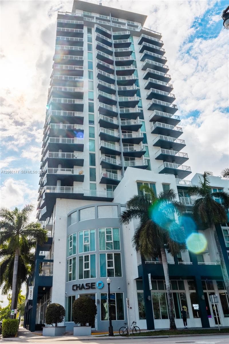 1800 Biscayne Plaza photo 2