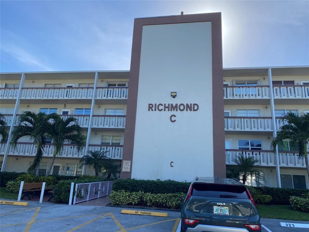 327 RICHMOND C # 327, Deerfield Beach FL 33442 photo 2