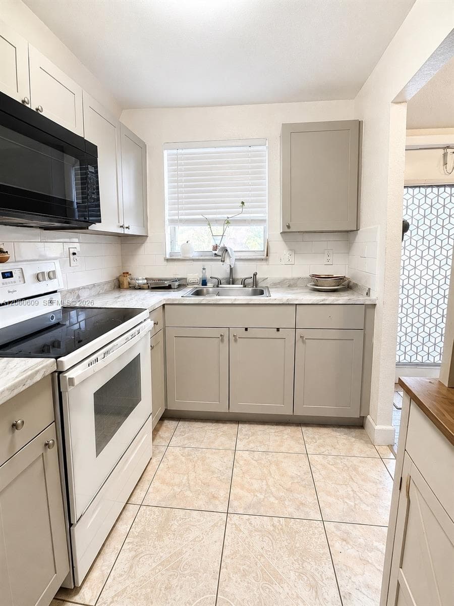 8345 Sunrise Lakes Blvd # 203, Sunrise FL 33322