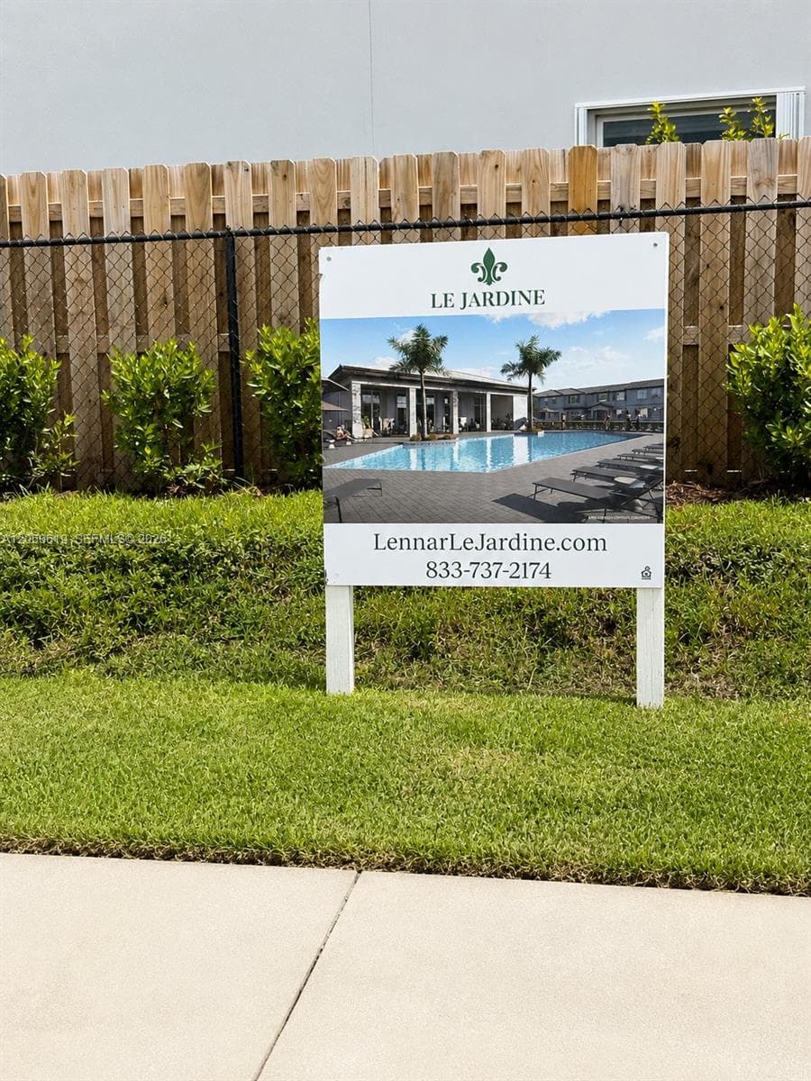 126 SE 11th Ct, Florida City FL 33034 photo 2