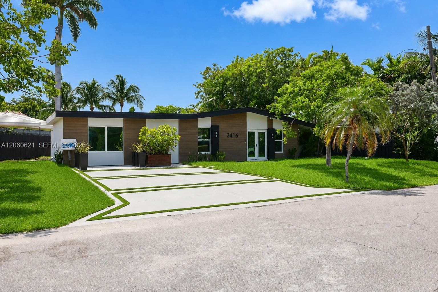 2416 NE 19th Ter, Wilton Manors FL 33305 photo 2