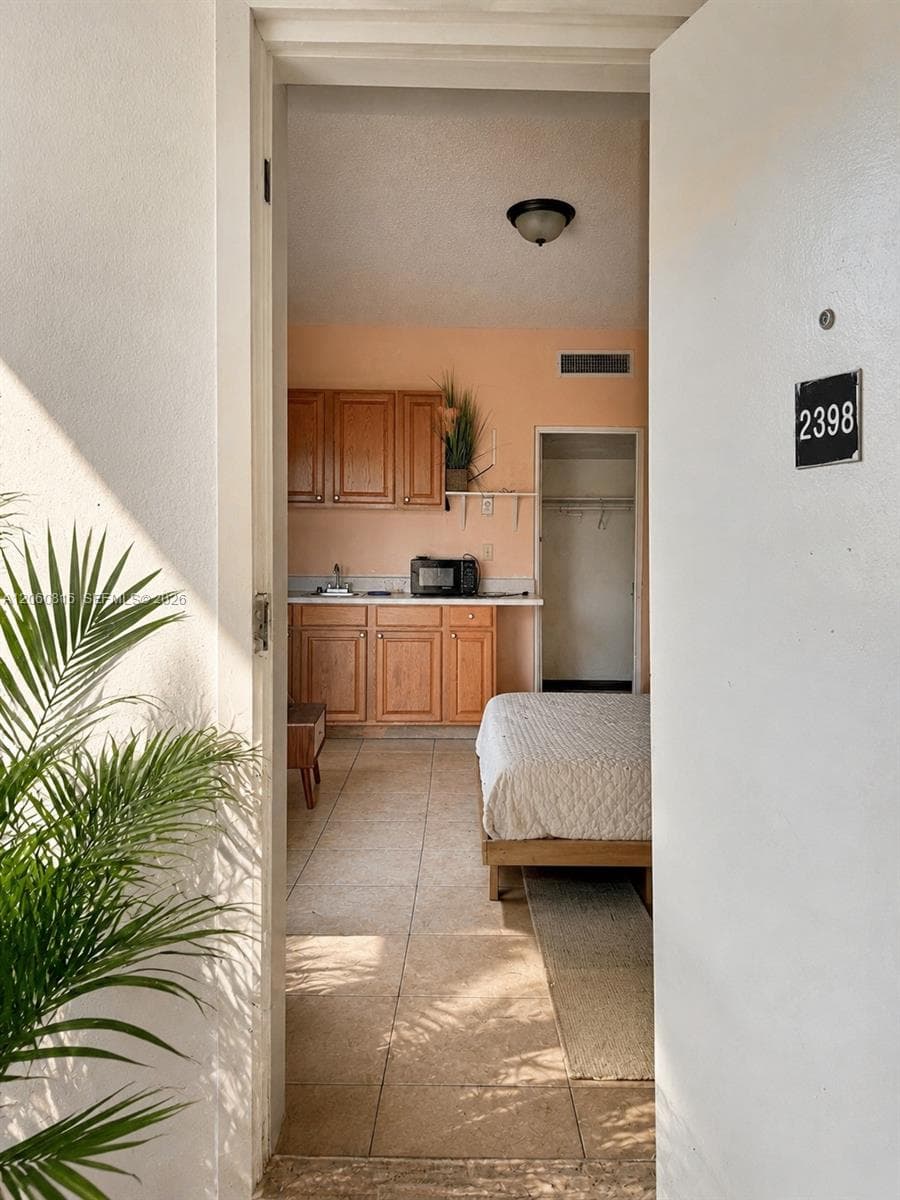 26 Diplomat Pkwy # 2398, Hallandale Beach FL 33009